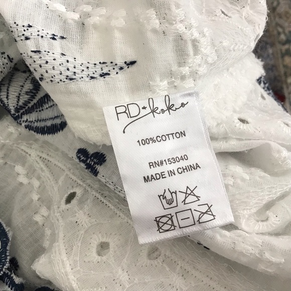 RD KOKO White Eyelet and Blue Embroidered 3/4 Sleeve boho elastic neck blouse M - Picture 8 of 9